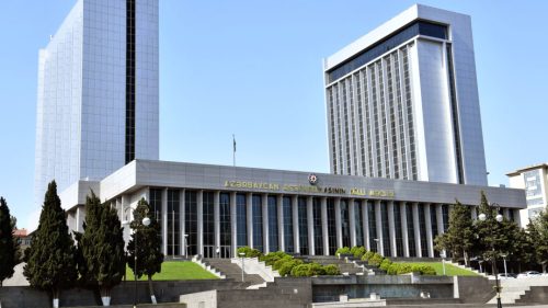 Milli Məclis 13 qanun layihəsini yekun müzakirə edir